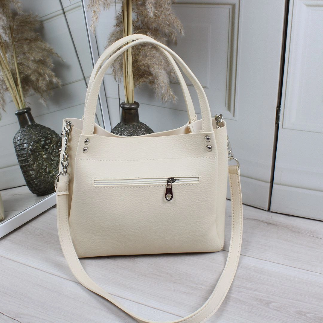 Жіноча сумка беж для романтичних образів зі стильними ремінцями